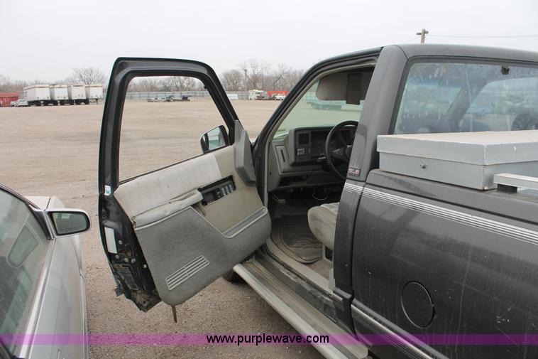 image for item O9370 1992 GMC Sierra 1500 pickup truck