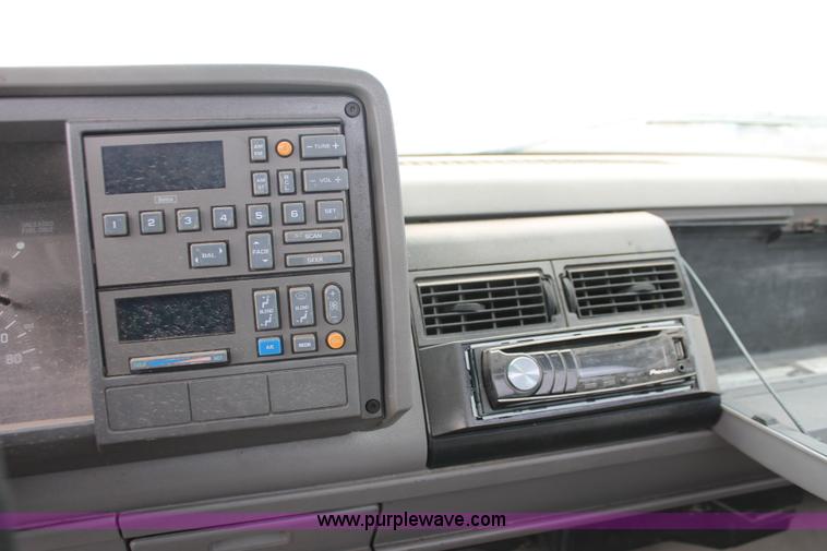 image for item O9370 1992 GMC Sierra 1500 pickup truck