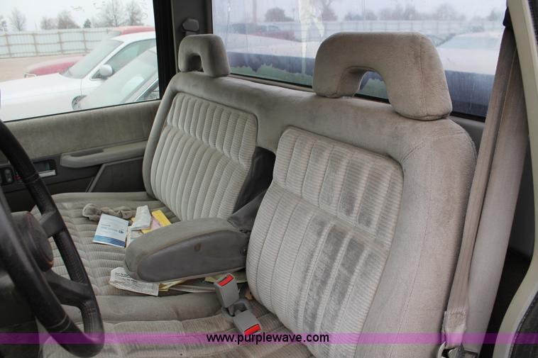 image for item O9370 1992 GMC Sierra 1500 pickup truck