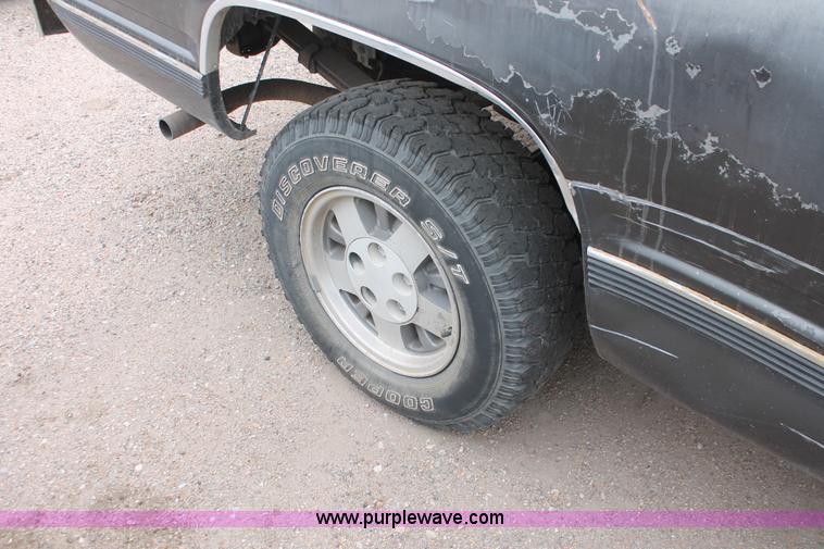 image for item O9370 1992 GMC Sierra 1500 pickup truck