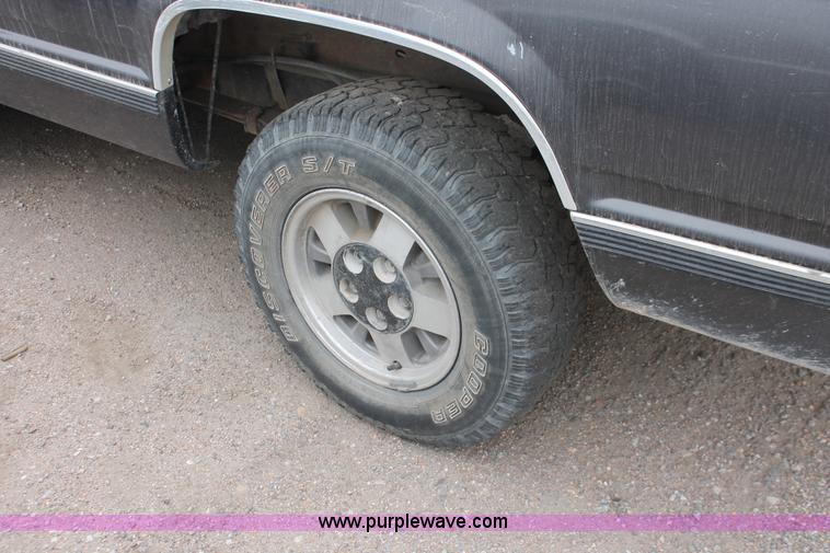 image for item O9370 1992 GMC Sierra 1500 pickup truck