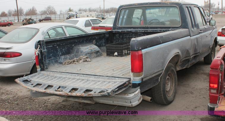 image for item O9377 1989 Ford F150 SuperCab pickup truck