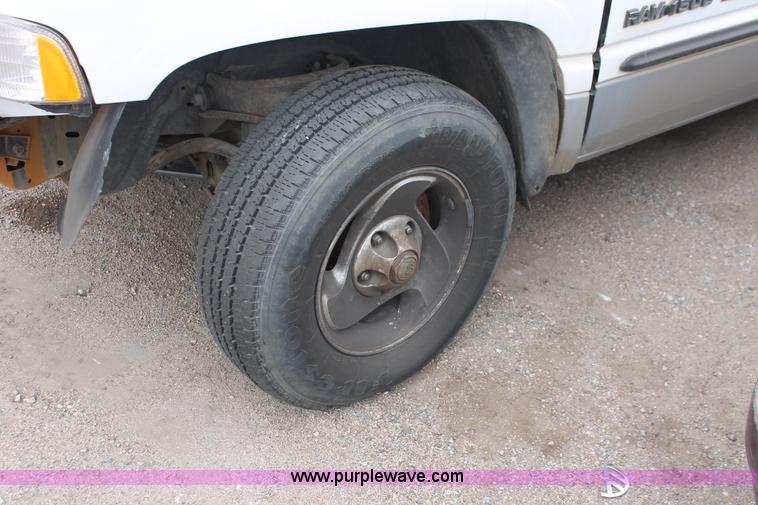 image for item O9378 2000 Dodge Ram 1500 Quad Cab pickup truck