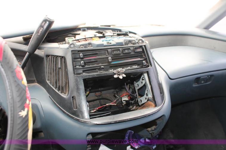 image for item O9383 1992 Toyota Previa LE van