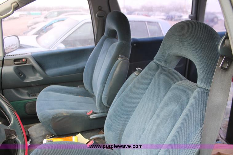 image for item O9383 1992 Toyota Previa LE van