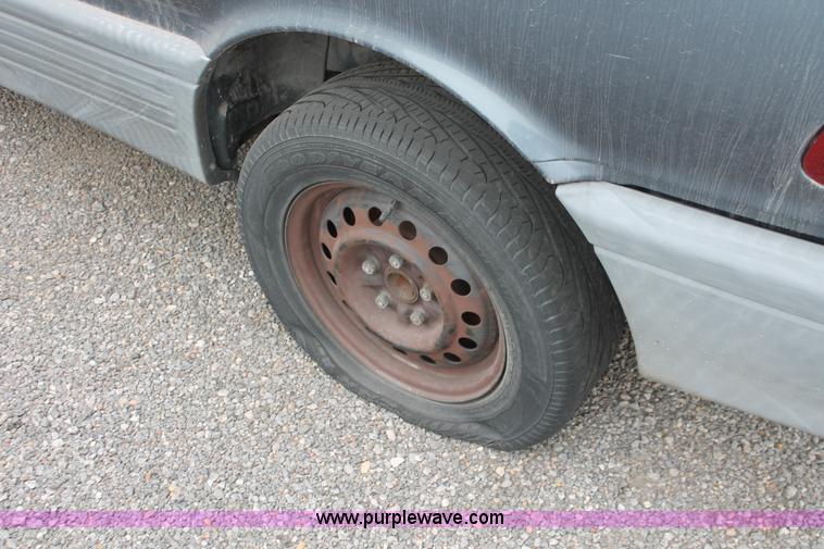 image for item O9383 1992 Toyota Previa LE van