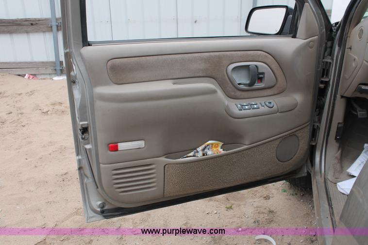 image for item O9387 2000 Chevrolet Tahoe Z71 SUV