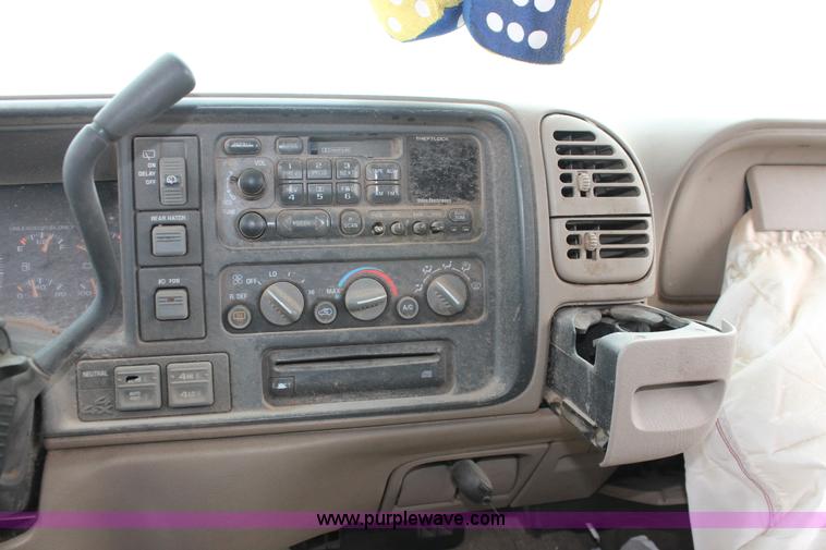 image for item O9387 2000 Chevrolet Tahoe Z71 SUV