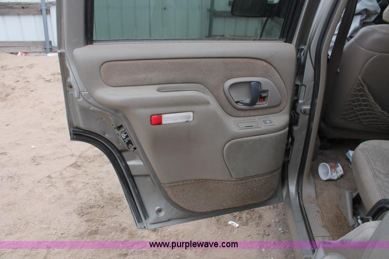 image for item O9387 2000 Chevrolet Tahoe Z71 SUV