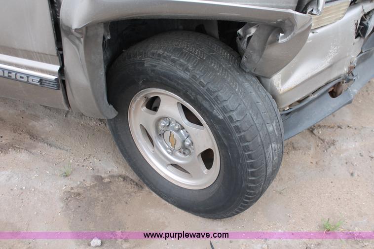 image for item O9387 2000 Chevrolet Tahoe Z71 SUV