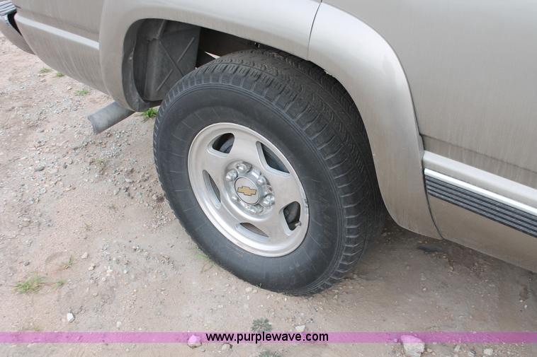 image for item O9387 2000 Chevrolet Tahoe Z71 SUV