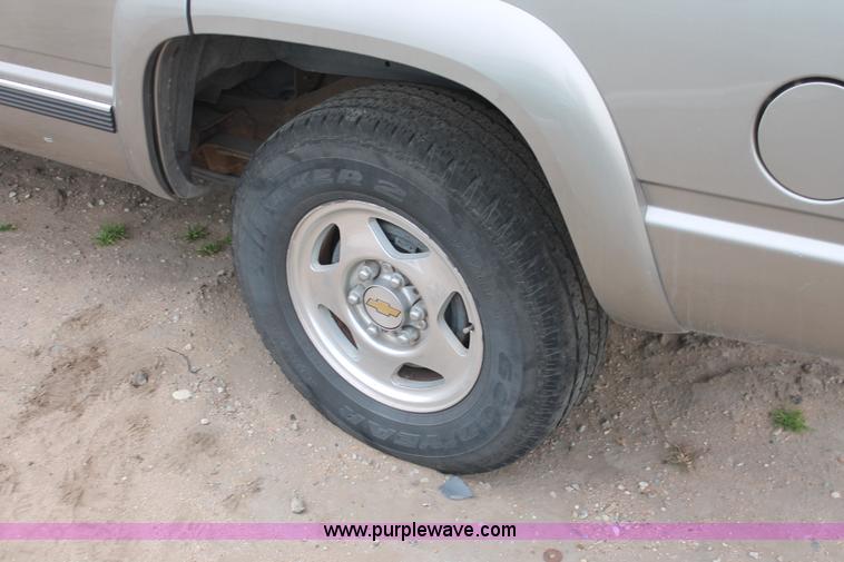 image for item O9387 2000 Chevrolet Tahoe Z71 SUV