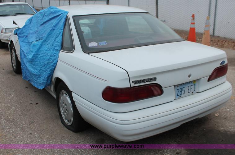 image for item O9396 1993 Ford Taurus GL