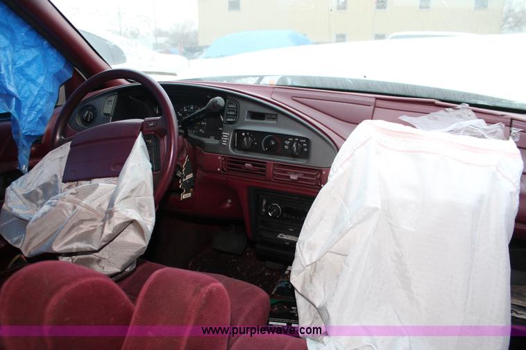 image for item O9396 1993 Ford Taurus GL