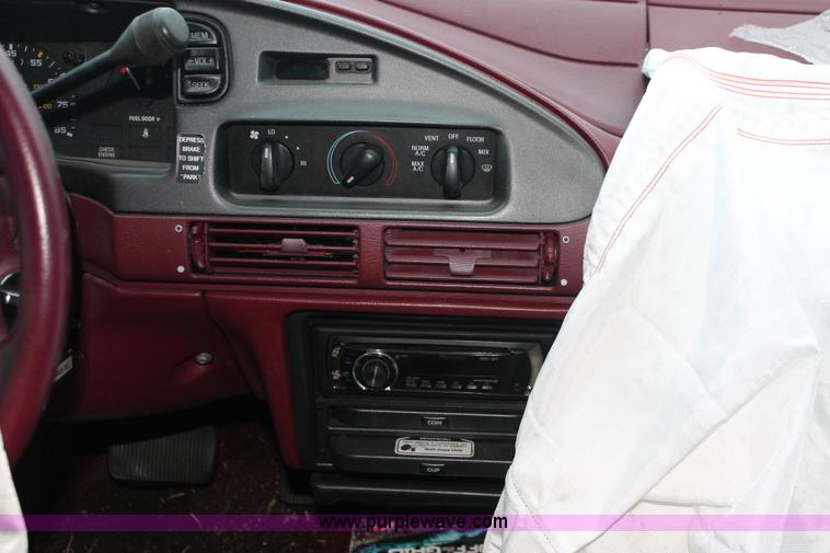 image for item O9396 1993 Ford Taurus GL