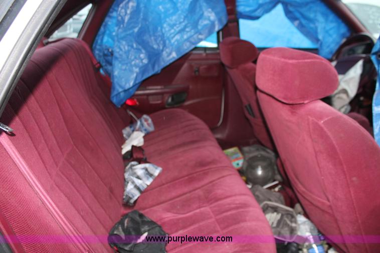 image for item O9396 1993 Ford Taurus GL