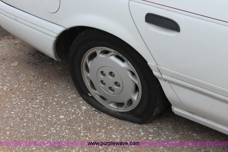 image for item O9396 1993 Ford Taurus GL