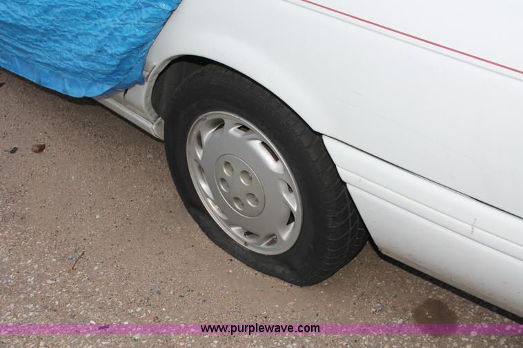 image for item O9396 1993 Ford Taurus GL