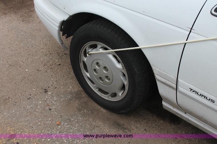 image for item O9396 1993 Ford Taurus GL