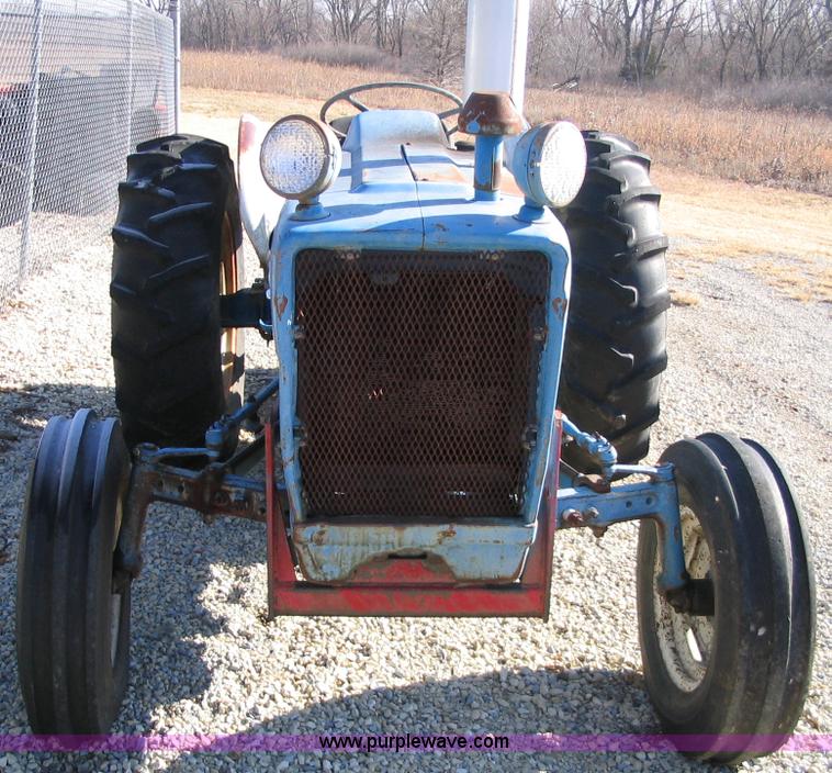 image for item B1695 1974 Ford 3000 tractor