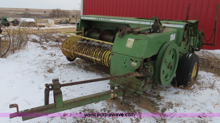 image for item B4552 John Deere 346 small square baler