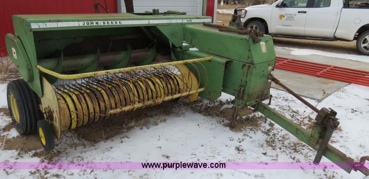 image for item B4552 John Deere 346 small square baler