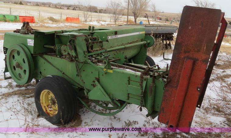 image for item B4552 John Deere 346 small square baler