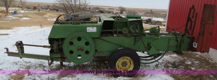 image for item B4552 John Deere 346 small square baler