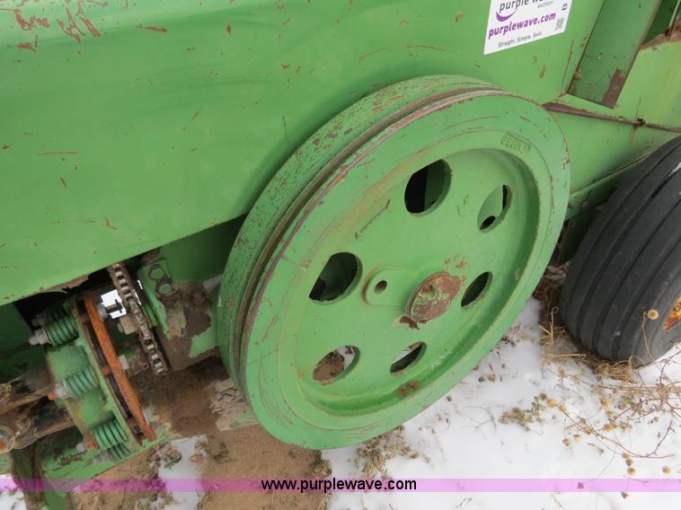 image for item B4552 John Deere 346 small square baler