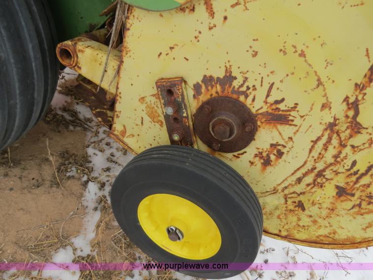 image for item B4552 John Deere 346 small square baler