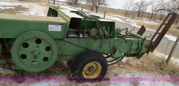 image for item B4553 John Deere 346 small square baler