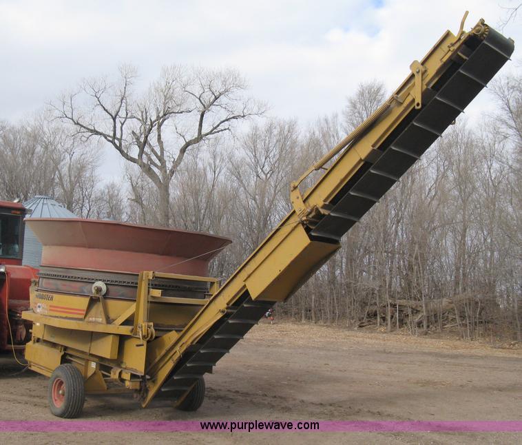 image for item B8456 1992 HayBuster H1000 Big Bite tub grinder