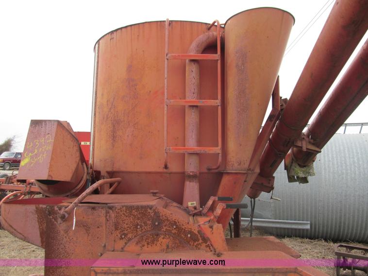 image for item M9252 Gehl grinder mixer with shaft