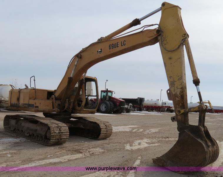 image for item B4550 1995 John Deere 690E LC excavator