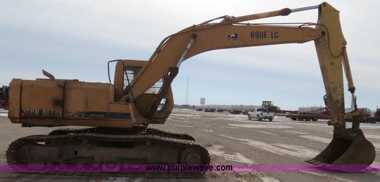 image for item B4550 1995 John Deere 690E LC excavator