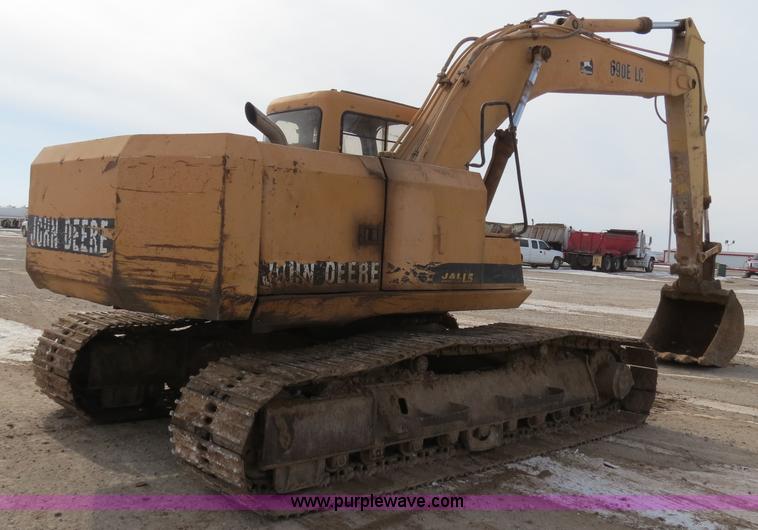 image for item B4550 1995 John Deere 690E LC excavator