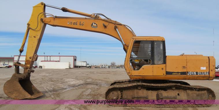 image for item B4550 1995 John Deere 690E LC excavator