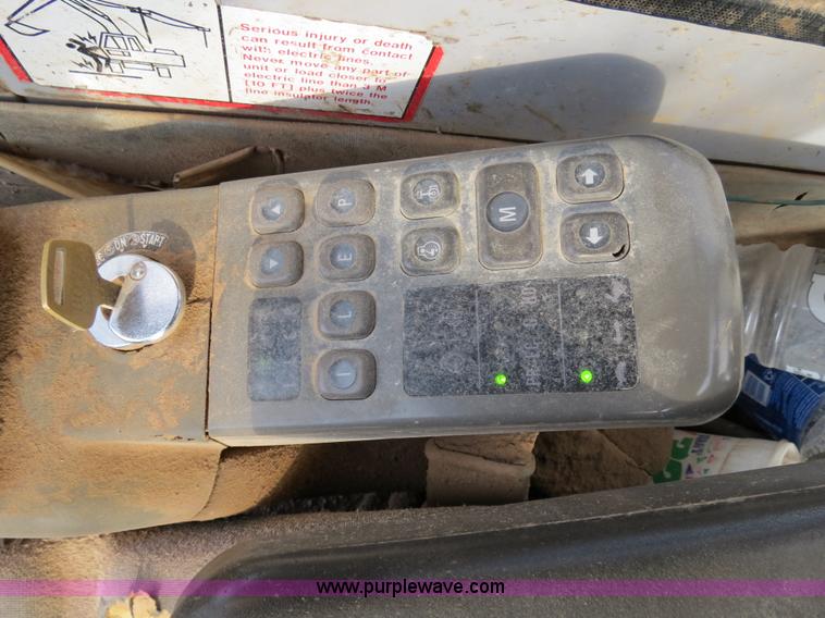 image for item B4550 1995 John Deere 690E LC excavator