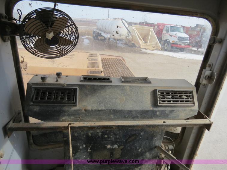 image for item B4550 1995 John Deere 690E LC excavator