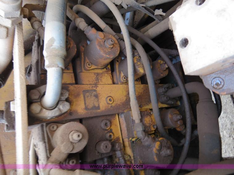 image for item B4550 1995 John Deere 690E LC excavator