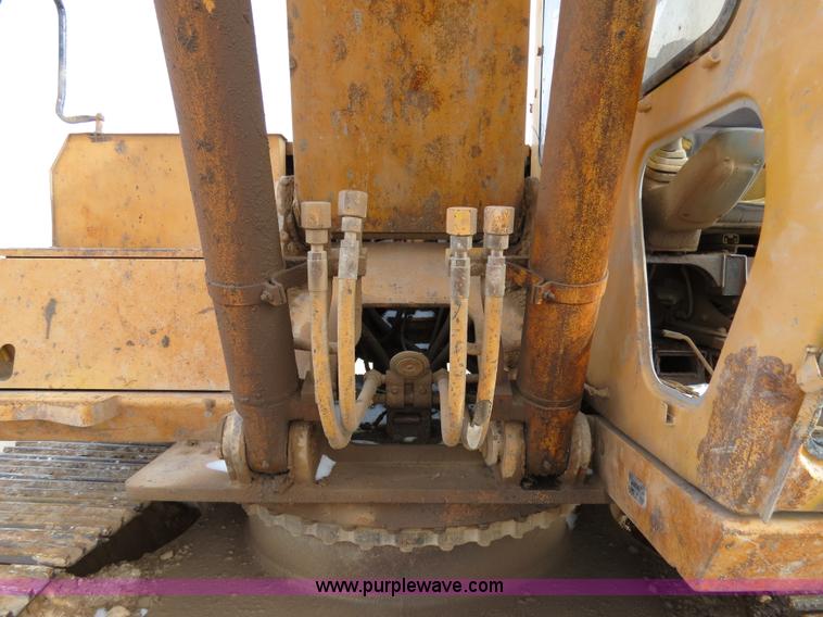 image for item B4550 1995 John Deere 690E LC excavator