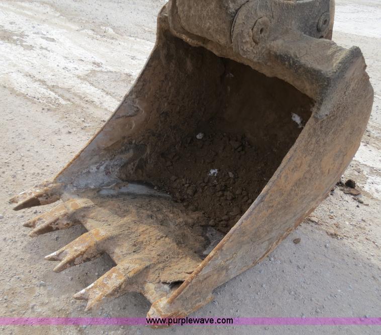 image for item B4550 1995 John Deere 690E LC excavator