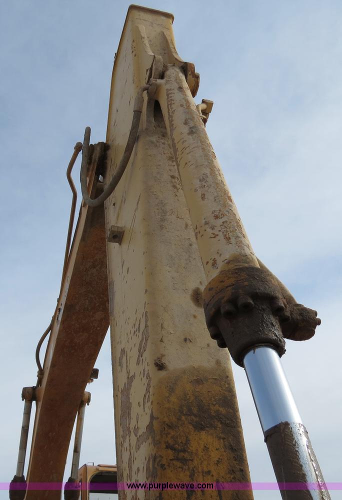 image for item B4550 1995 John Deere 690E LC excavator