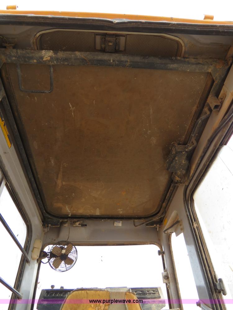 image for item B4550 1995 John Deere 690E LC excavator