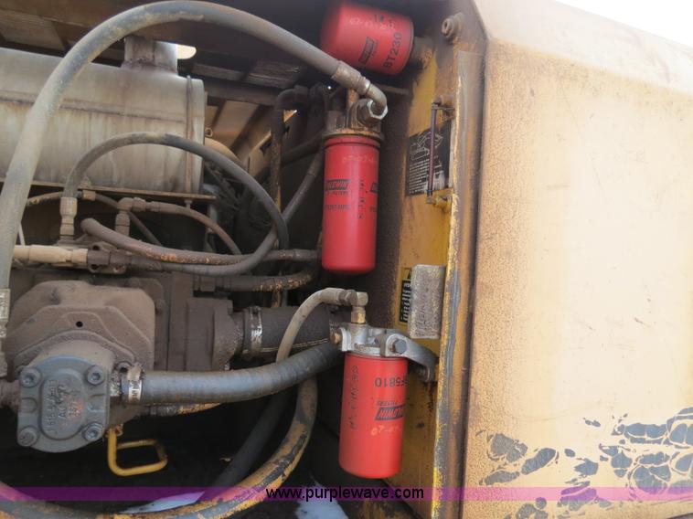 image for item B4550 1995 John Deere 690E LC excavator