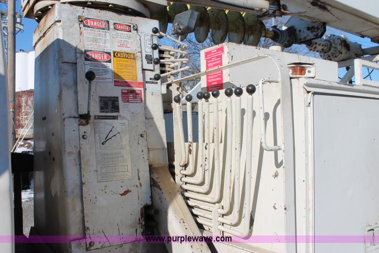 image for item E2811 1984 Chevrolet Kodiak C7D042 Digger Derrick truck