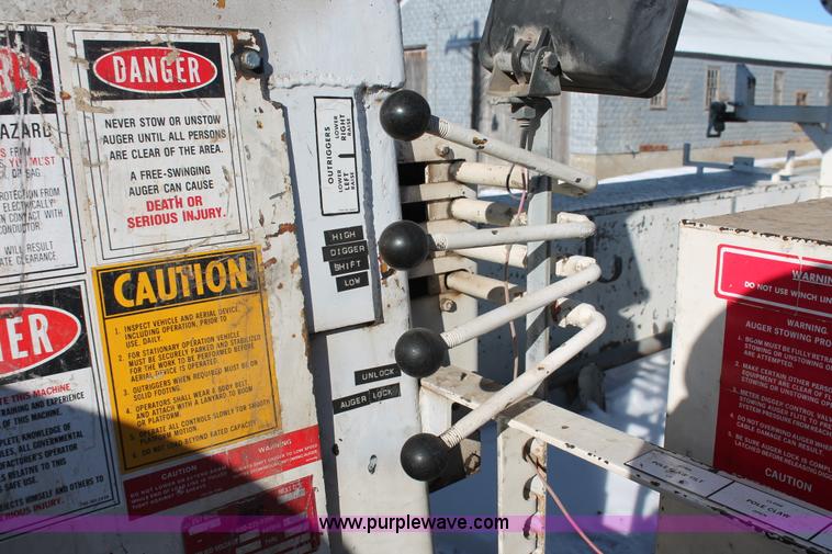 image for item E2811 1984 Chevrolet Kodiak C7D042 Digger Derrick truck