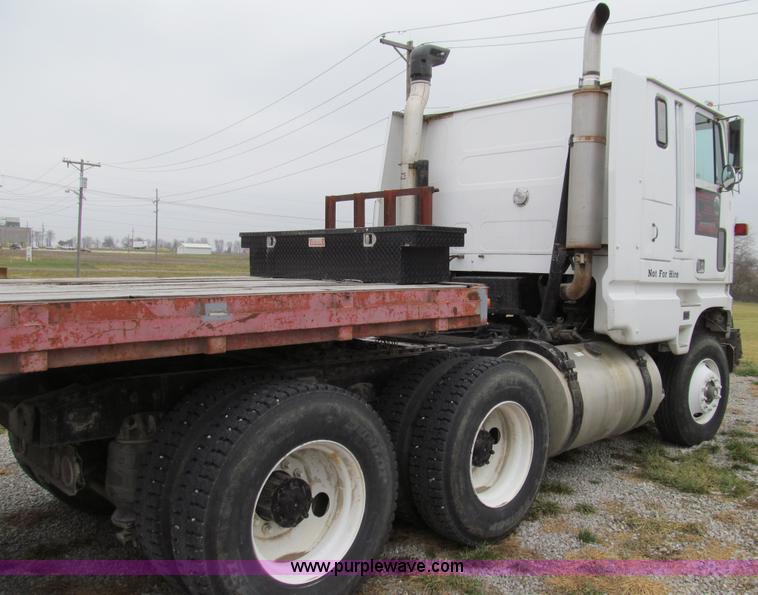 image for item E3622 1991 Ford CLT 9000 semi truck