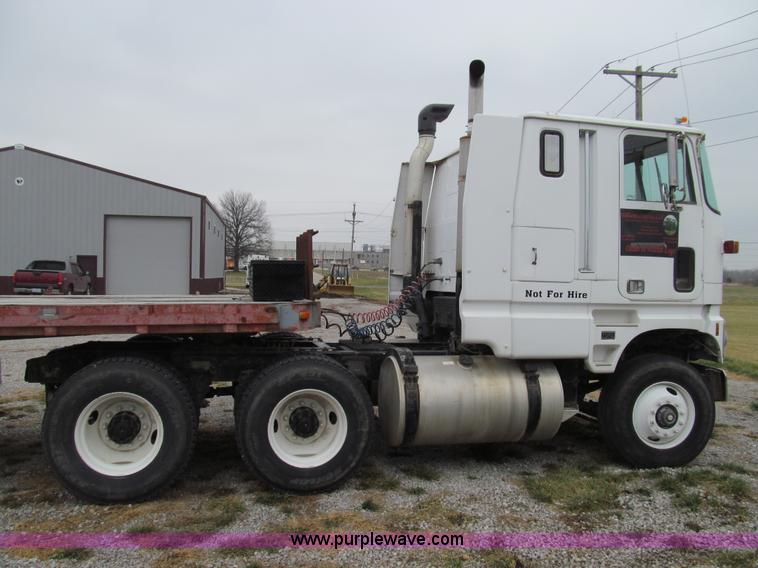 image for item E3622 1991 Ford CLT 9000 semi truck