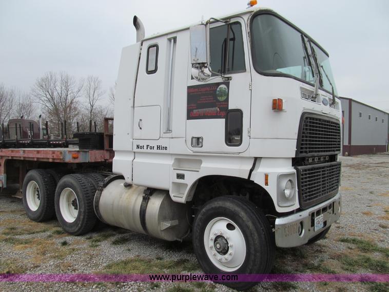 image for item E3622 1991 Ford CLT 9000 semi truck